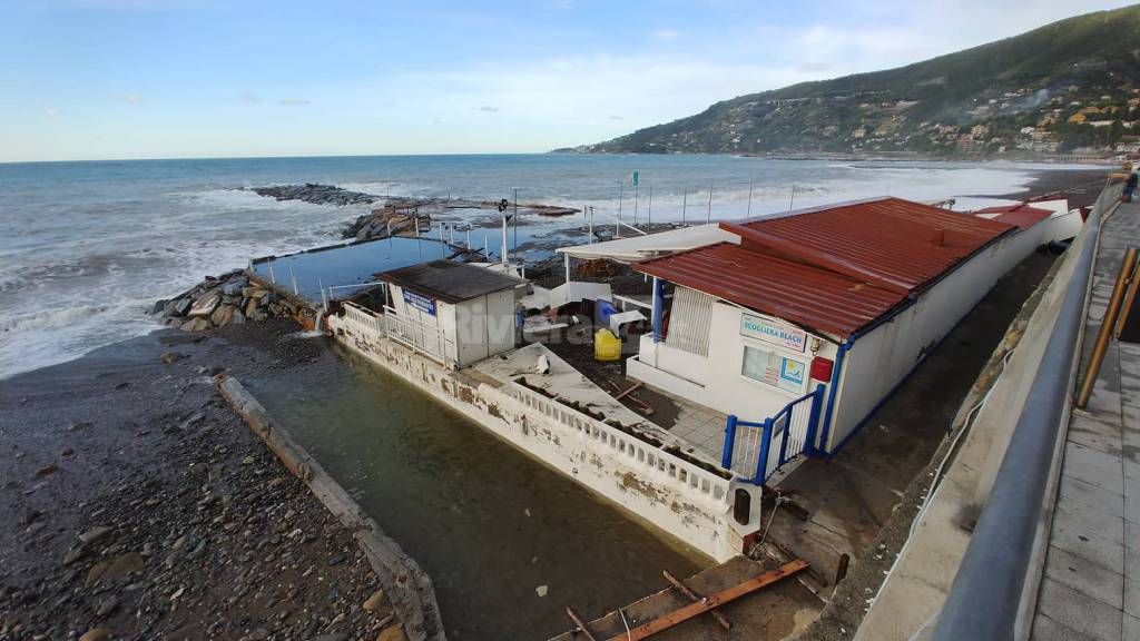 riviera24-Le spiagge di Ospedaletti cancellate dall'alta marea maltempo