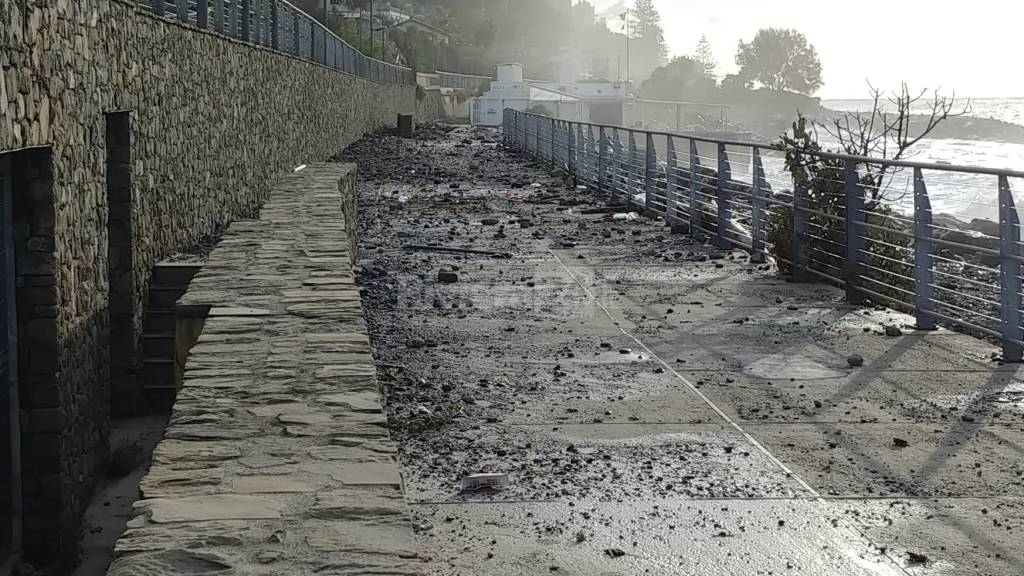 riviera24-Le spiagge di Ospedaletti cancellate dall'alta marea maltempo