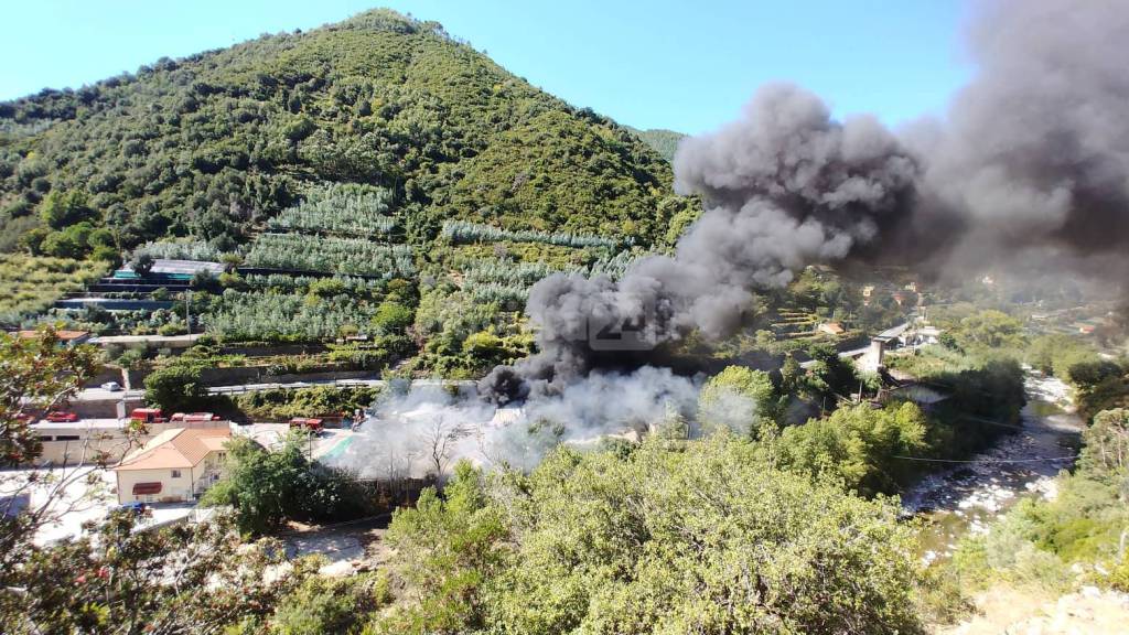 riviera24 - Taggia, pauroso incendio dallo sfasciacarrozze