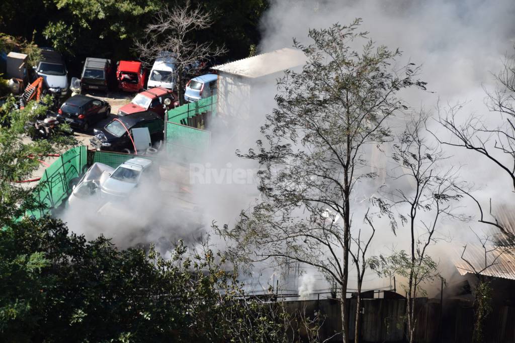 Taggia incendio sfasciacarrozze 