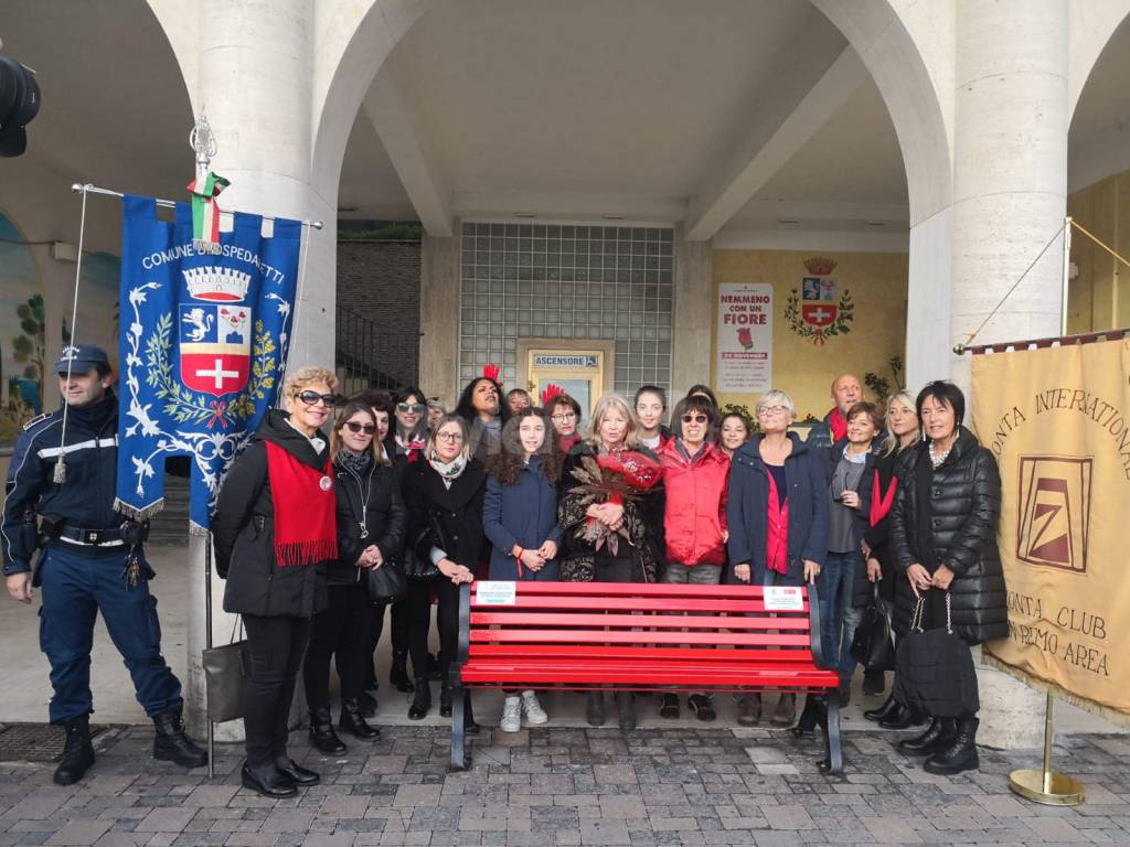 Ospedaletti, inaugurazione panchina rossa