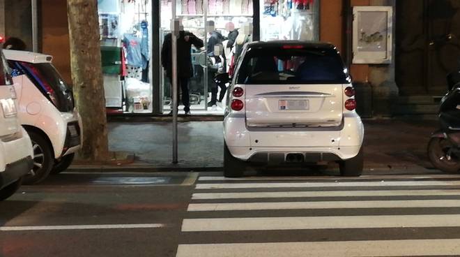 Ventimiglia, con la Smart sulle strisce pedonali. Il “furbetto” del parcheggio è monegasco