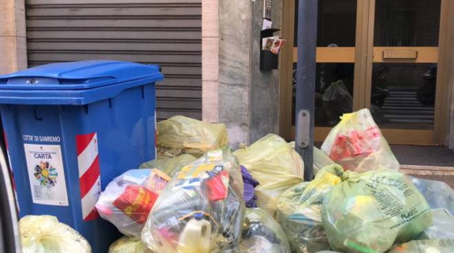 Caos rifiuti a Sanremo, il centro destra: “Un sistema di raccolta differenziata sbagliato”