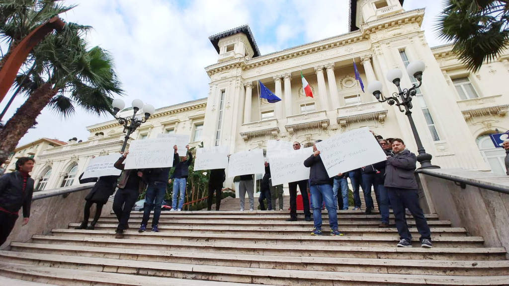 riviera24-Flash mob di protesta degli interinali del Casinò