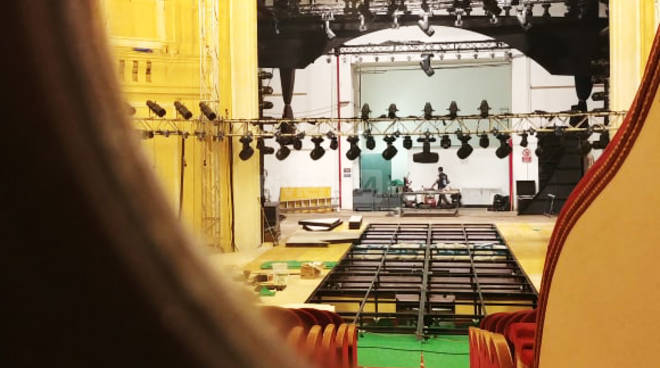 Aspettando Sanremo Giovani il Teatro del Casinò si trasforma, la scenografia del talent prende forma