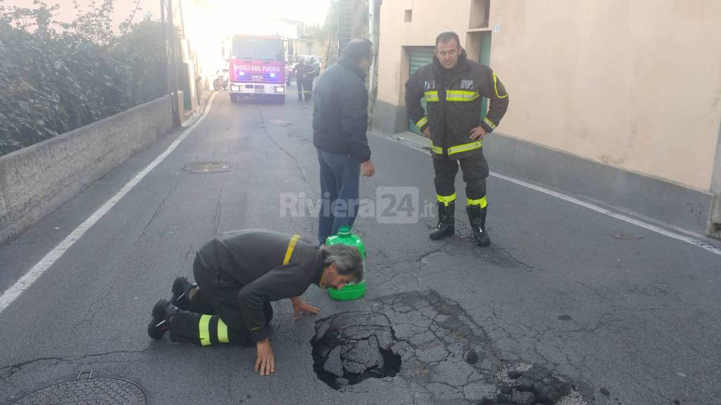 riviera24-Sanremo buca nell'asfalto intervengono i vigili del fuoco