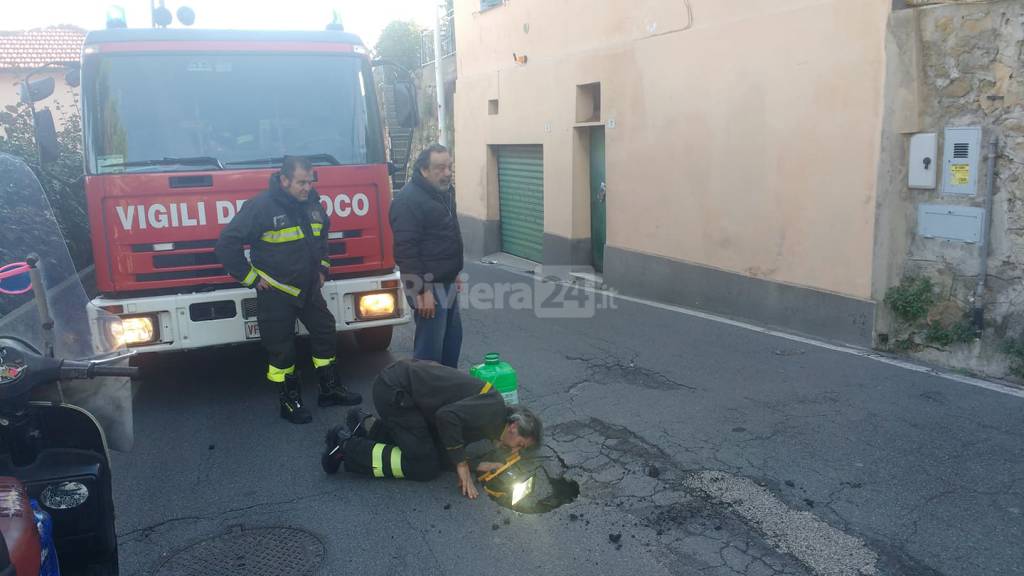 riviera24-Sanremo buca nell'asfalto intervengono i vigili del fuoco