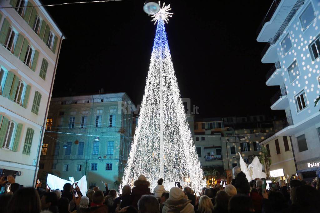 Albero Di Natale Grande.Si Accende L Albero Di Natale Da 28 Mila Led Grande Festa A Sanremo Foto Photogallery