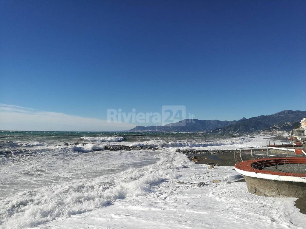 Riviera24 - Vento forte a Bordighera