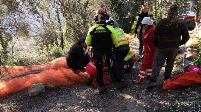 Cade mentre bacchia le olive. Anziano soccorso a Ranzo