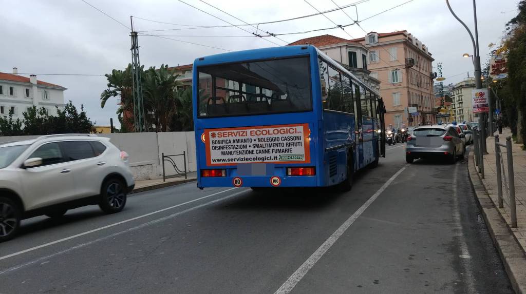 Corriera in panne a Sanremo