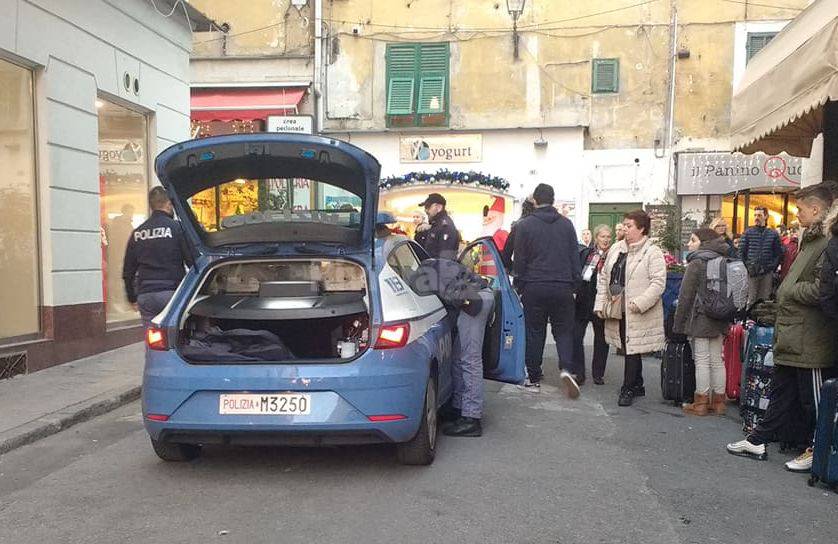 riviera24 - anremo, lotta alla contraffazione: polizia sequestra centinaio di patacche