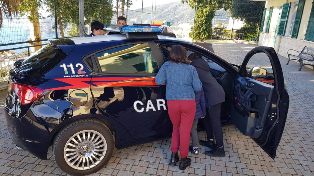 riviera24 - Carabinieri Sanremo consegnano doni a bambini 