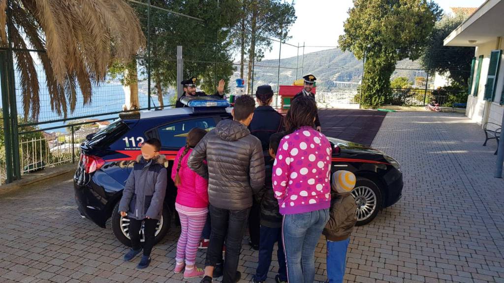 riviera24 - Carabinieri Sanremo consegnano doni a bambini 