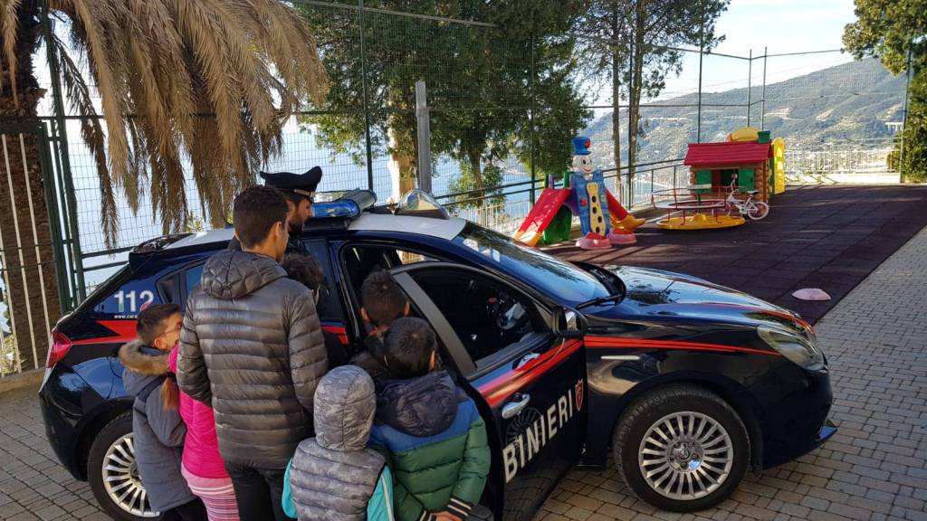 riviera24 - Carabinieri Sanremo consegnano doni a bambini 