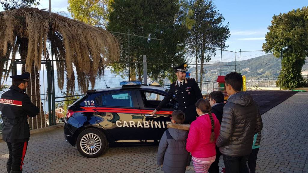 riviera24 - Carabinieri Sanremo consegnano doni a bambini 