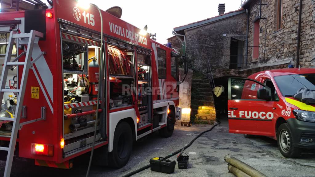 riviera24-Dolcedo, in fiamme cantina di un'abitazione carabinieri vigili del fuoco