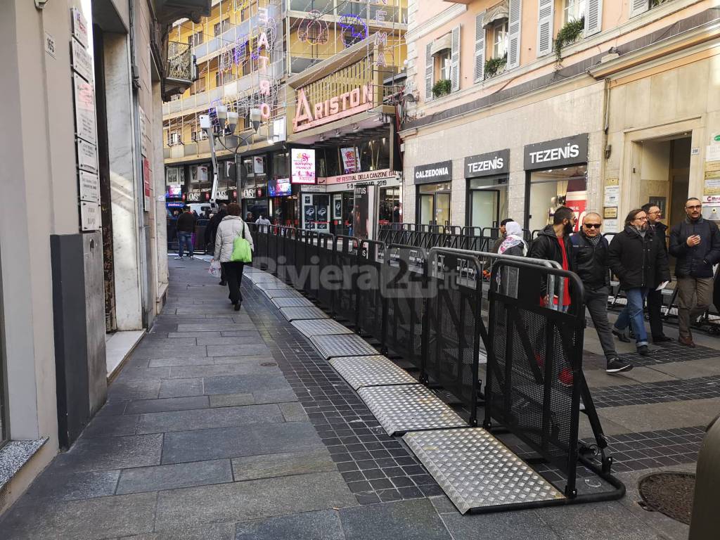 Riviera24 - Sanremo, metal detector e barriere antipanico
