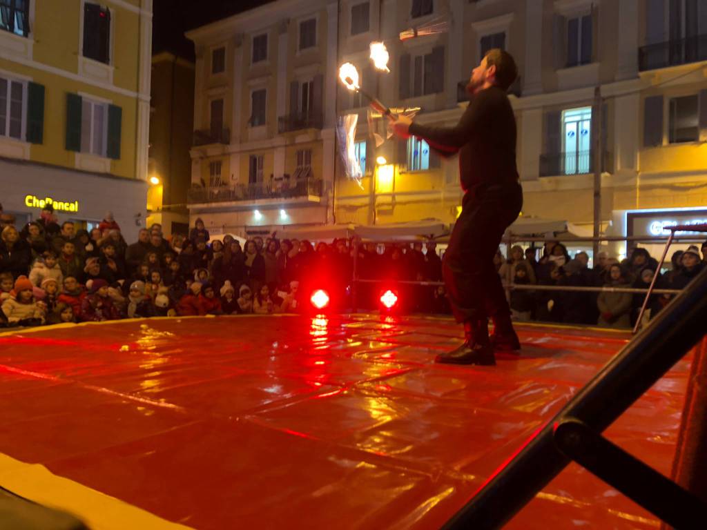 riviera24 - Spettacolo con il fuoco a Sanremo