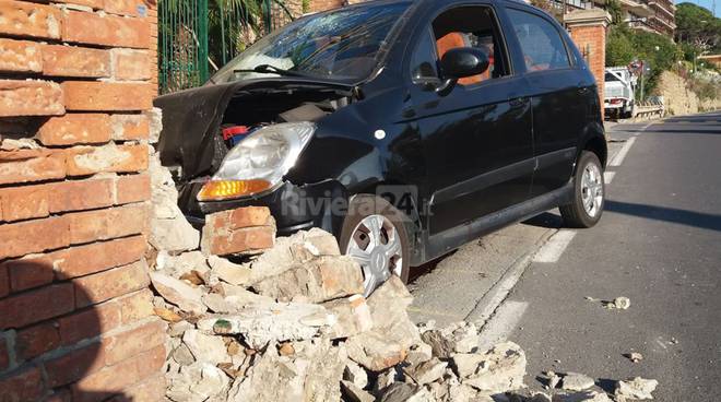 Sanremo, auto contro un muro alla Brezza. Guidatrice ferita, era senza cintura