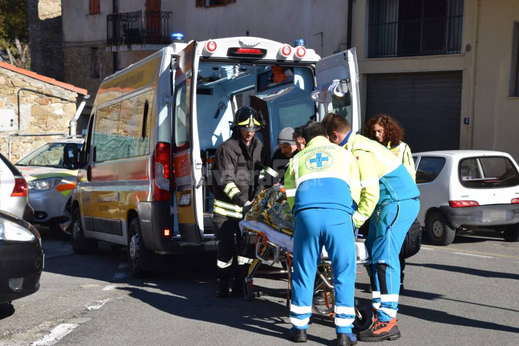 Vallecrosia cade da albero soccorsi