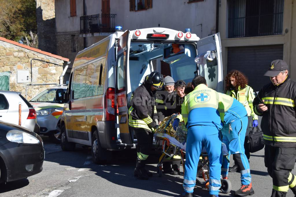 Vallecrosia cade da albero soccorsi