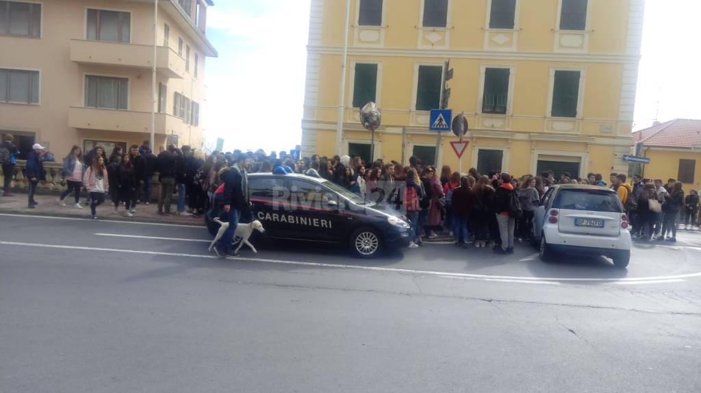 Blocco stradale e corteo degli studenti a Imperia