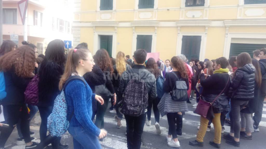 Blocco stradale e corteo degli studenti a Imperia