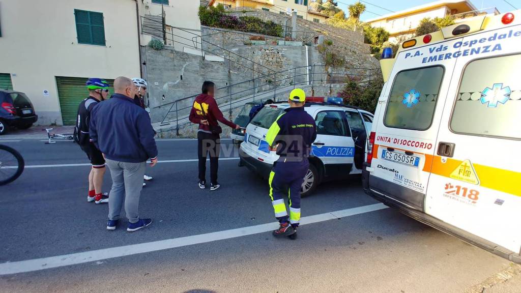 ciclista si schianta contro auto