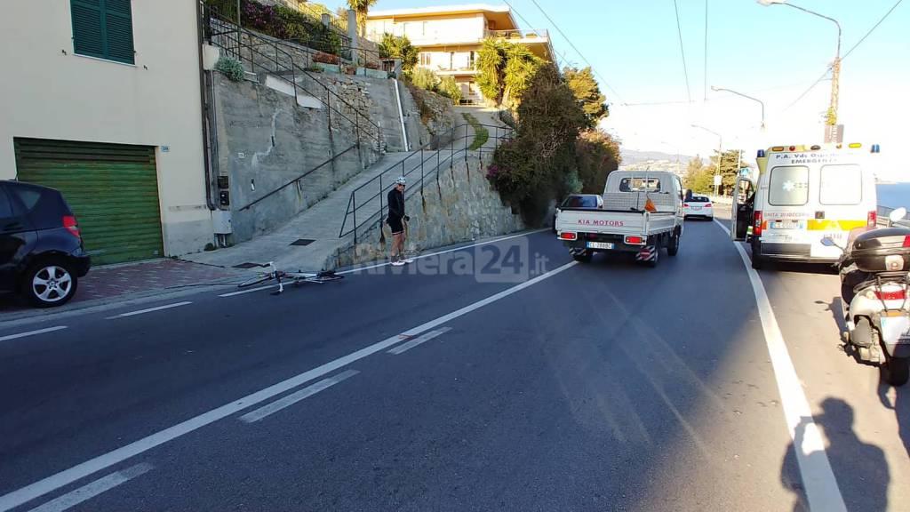 ciclista si schianta contro auto