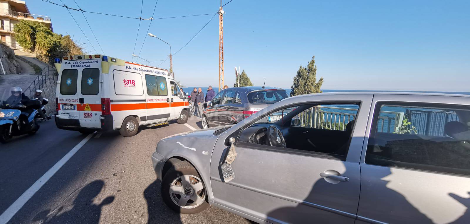 ciclista si schianta contro auto