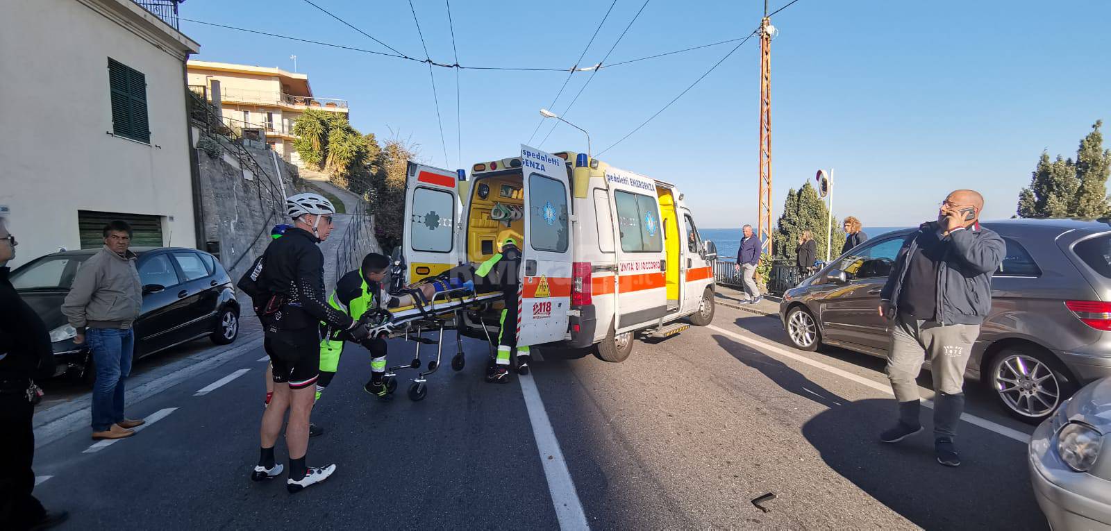 ciclista si schianta contro auto