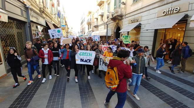 Sanremo, corteo degli studenti per salvare il clima: “Noi vogliamo un mondo migliore”