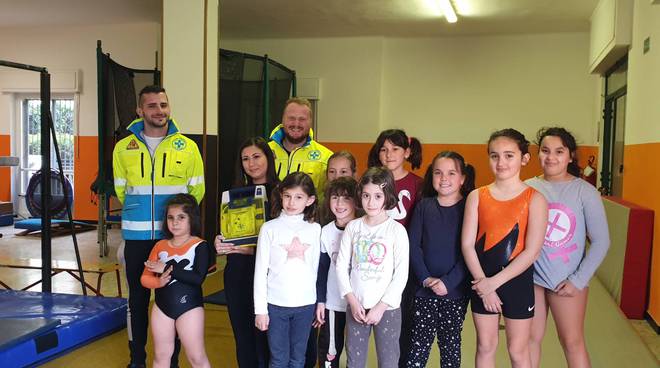 La Misericordia Croce Azzurra di Vallecrosia dona un defibrillatore all’associazione sportiva “Sunny Gym”