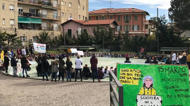 Greta Thunberg chiama Vallecrosia risponde: gli alunni dell’istituto Doria in marcia per l’ambiente