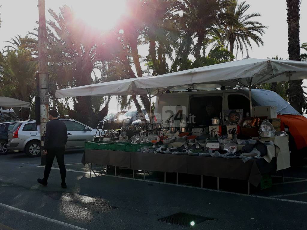 riviera24 - Mercato dietro la vecchia stazione di Sanremo