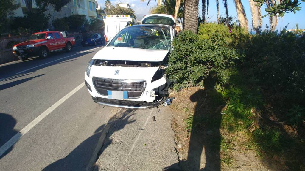 riviera24 - Sanremo, incidente frontale sull'Aurelia a Capo Nero