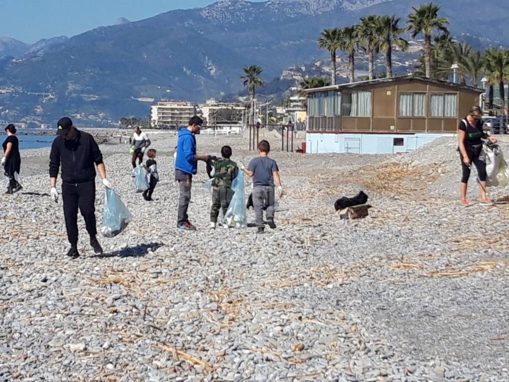 riviera24-Vallecrosia, le spiagge ripulite dai volontari Fazzari