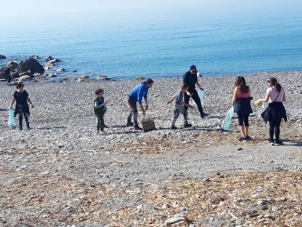 riviera24-Vallecrosia, le spiagge ripulite dai volontari Fazzari
