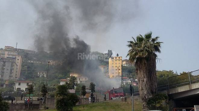 Sanremo, baracca distrutta dalle fiamme in via Martiri