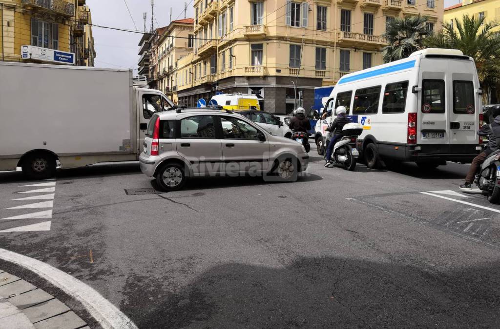 riviera24 - traffico in tilt nel centro di Sanremo