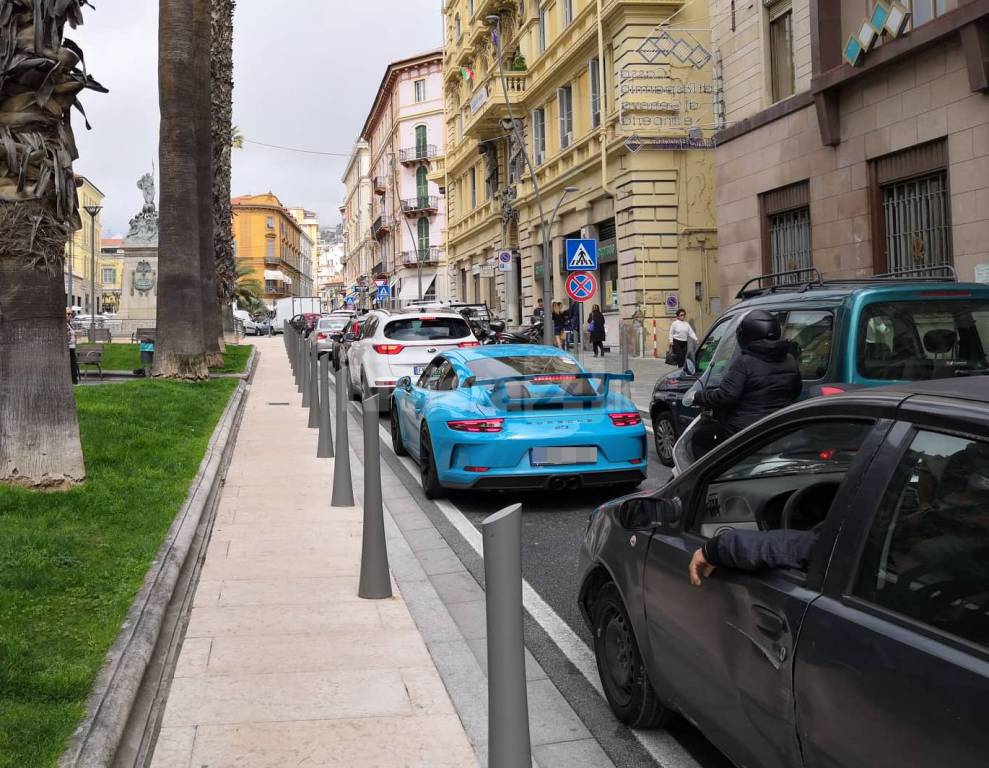 riviera24 - traffico in tilt nel centro di Sanremo