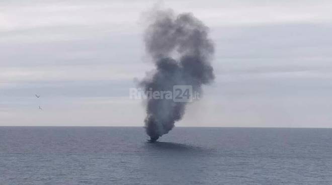 Imbarcazione in fiamme a largo di Ventimiglia, equipaggio si getta in mare