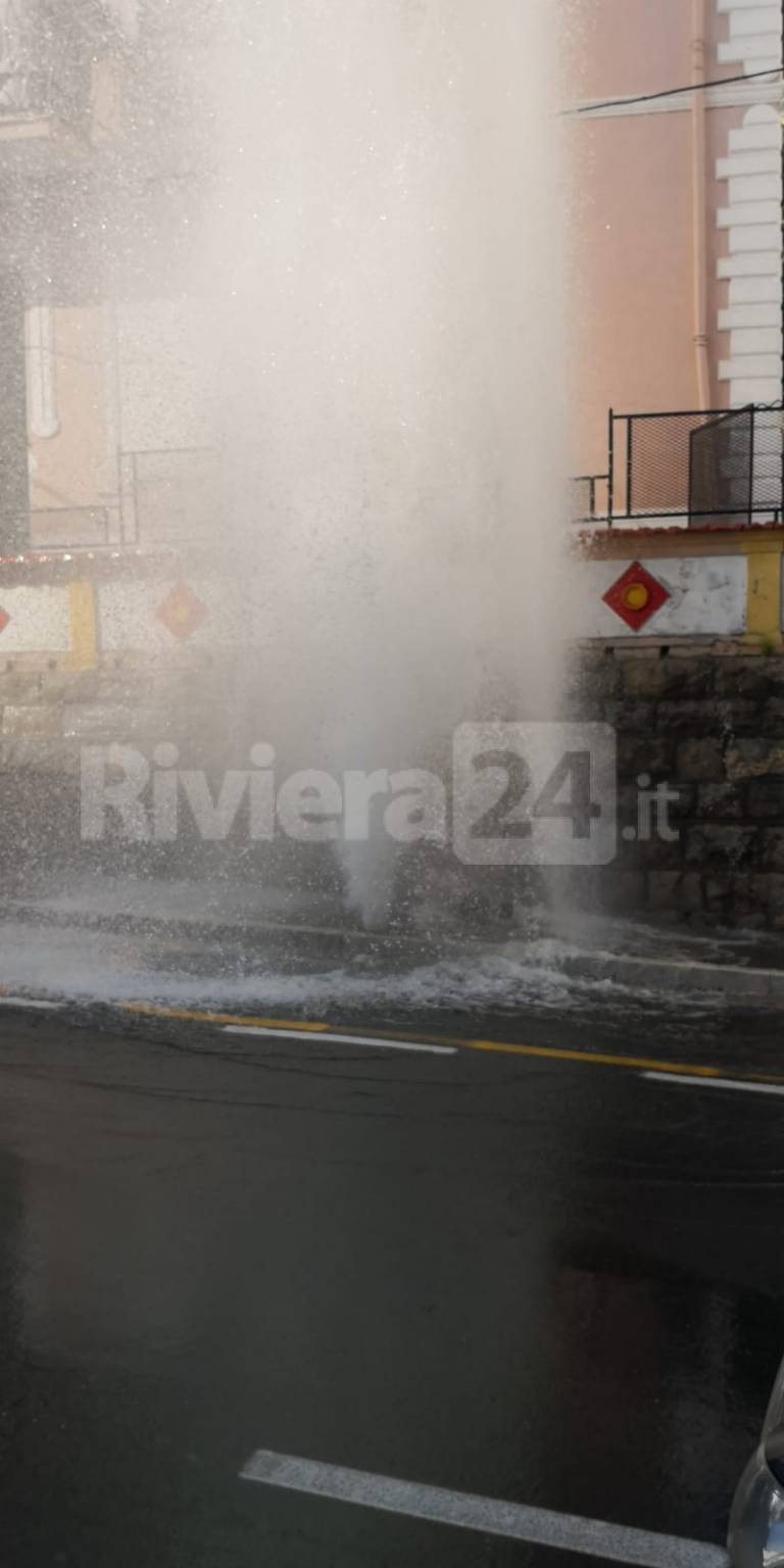 Acquedotto colabrodo, nuova rottura del “Roja” in via Foce a Imperia