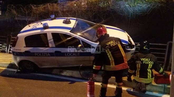 Sanremo, macchina dei vigili fuori strada: un agente all’ospedale. Gli airbag non scoppiano