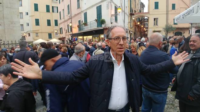 Sanremo, Biancheri in piazza San Siro tra la gente per la festa di fine campagna elettorale