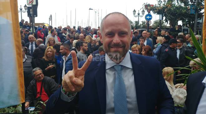 Sanremo, una piazza gremita saluta la fine della campagna elettorale di Sergio Tommasini