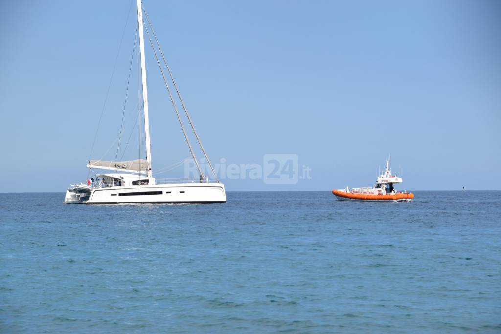 Catamarano ormeggiato sottocosta Bordighera