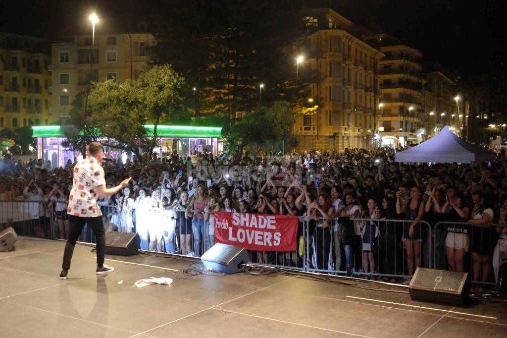 Festa della musica a Sanremo, Shade scatena la folla con "Bene ma non benissimo"