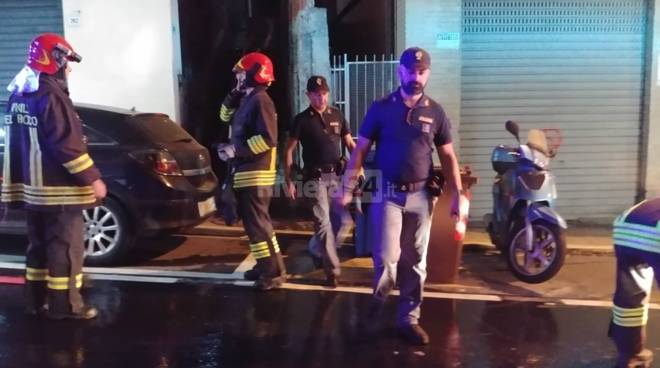 Sanremo, rogo in un “basso” di via Martiri. La polizia indaga su cause, occupanti e proprietari